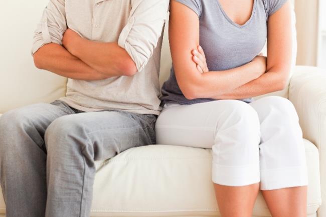 גבר ואישה יושבים כעוסים במהלך טיפול זוגי כדי לפתור משבר בנישואין